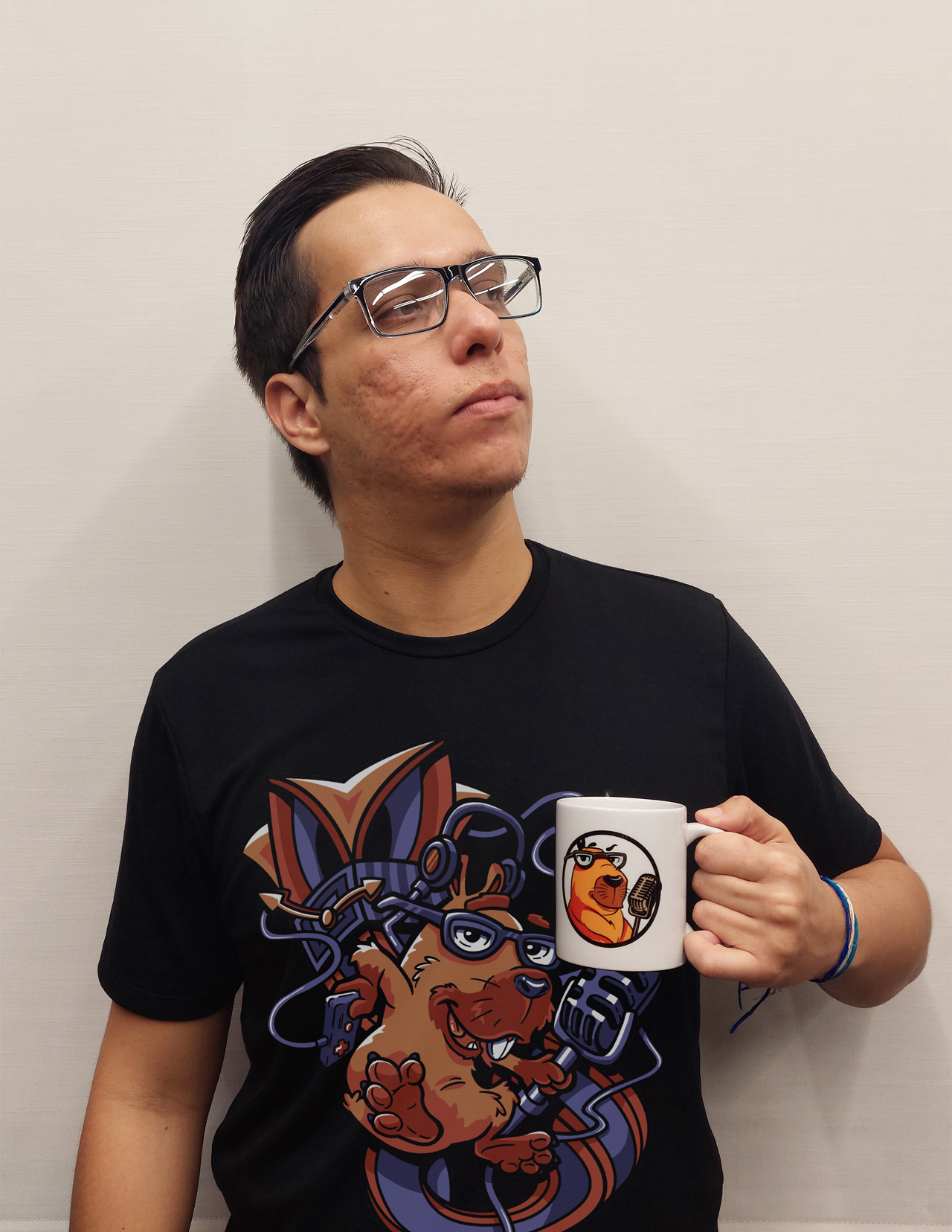 HOMEM SEGURANDO CANECA